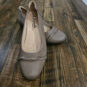 Life Stride Impact Women's Taupe Slip-On Flats. Size 9